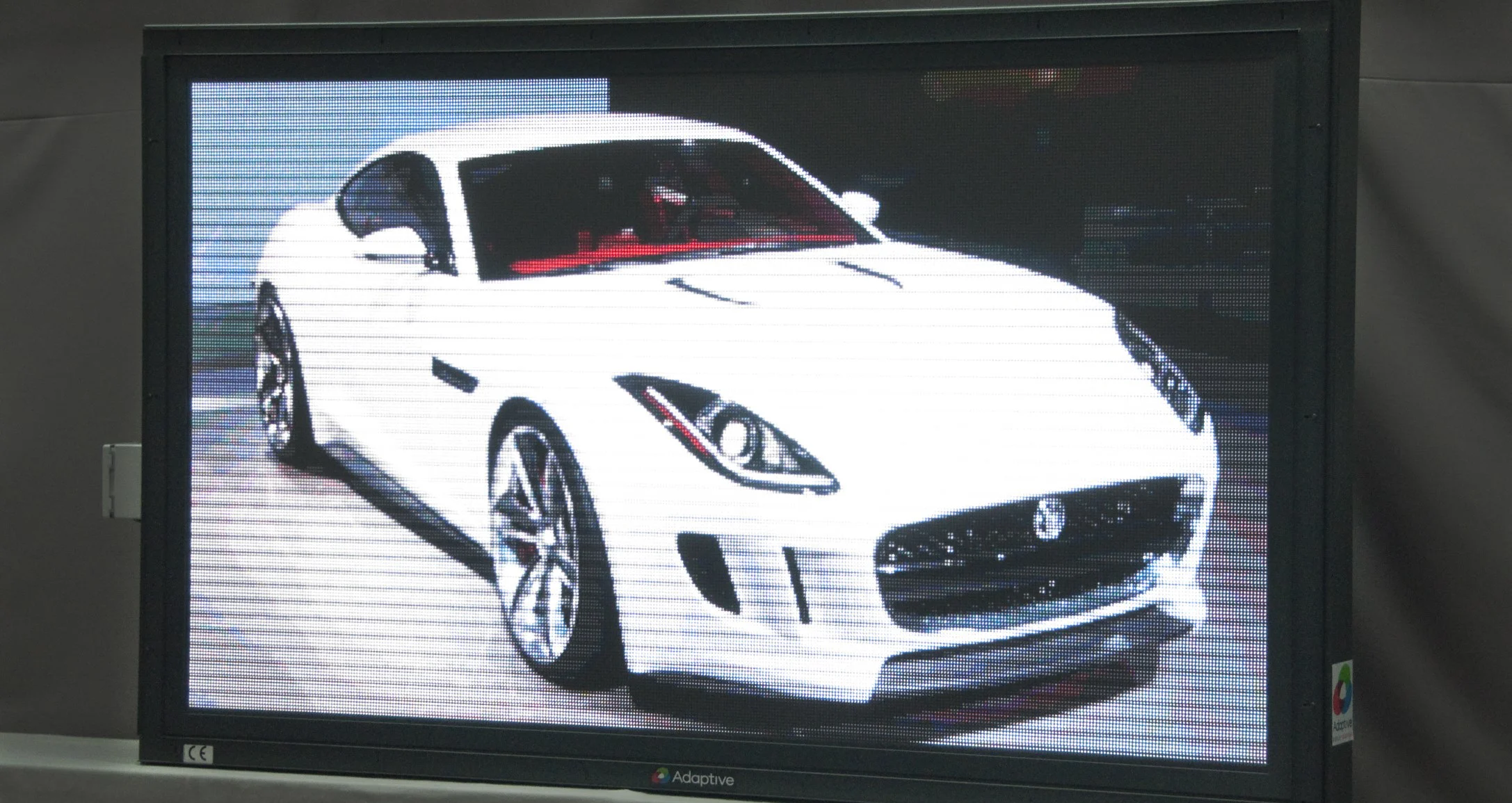 L-Serie 160R mit Jaguar-Auto in Full Color