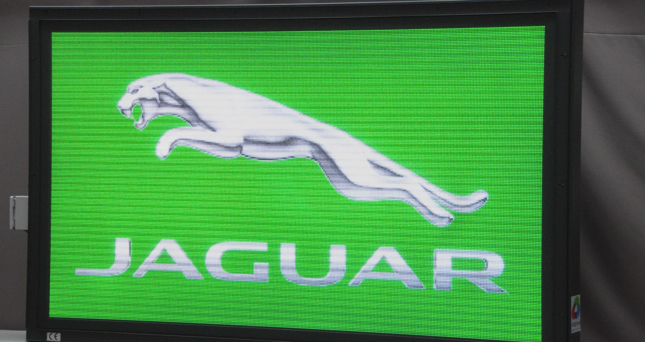 Serie L 200R con logo Jaguar in Full Color verde